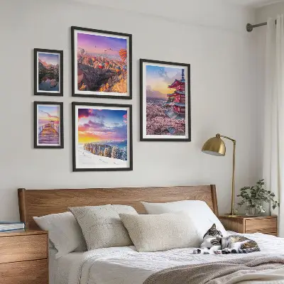 Pared galería de arte con diseño de montañas y flores asiáticas