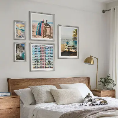 Pared galería de arte con paisajes playeros con estilo