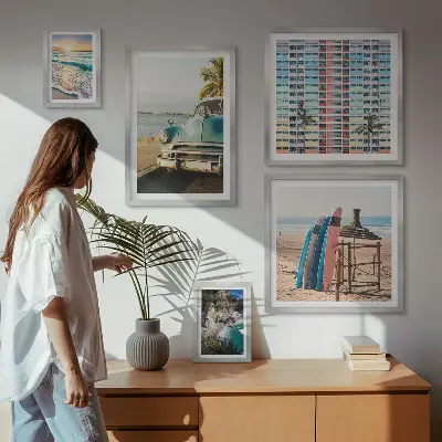 Pared galería de arte con paisajes playeros con estilo