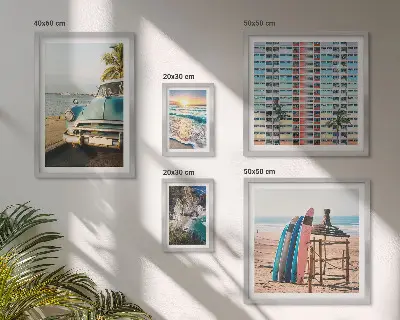 Pared galería de arte con paisajes playeros con estilo