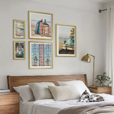 Pared galería de arte con paisajes playeros con estilo