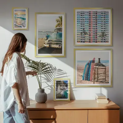 Pared galería de arte con paisajes playeros con estilo