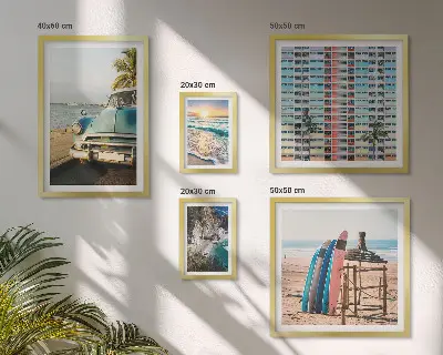 Pared galería de arte con paisajes playeros con estilo