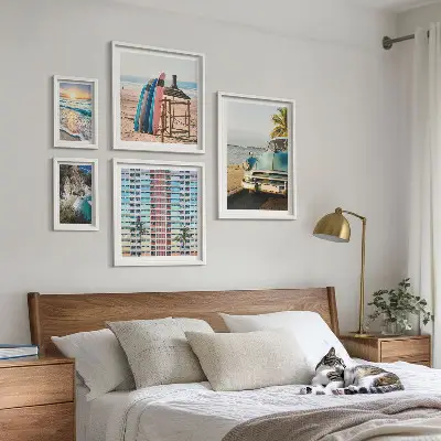 Pared galería de arte con paisajes playeros con estilo