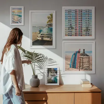 Pared galería de arte con paisajes playeros con estilo