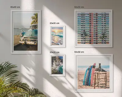 Pared galería de arte con paisajes playeros con estilo