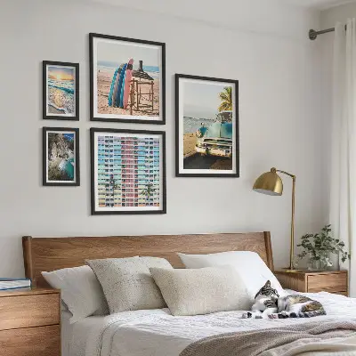 Pared galería de arte con paisajes playeros con estilo