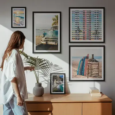 Pared galería de arte con paisajes playeros con estilo