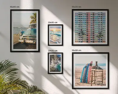 Pared galería de arte con paisajes playeros con estilo