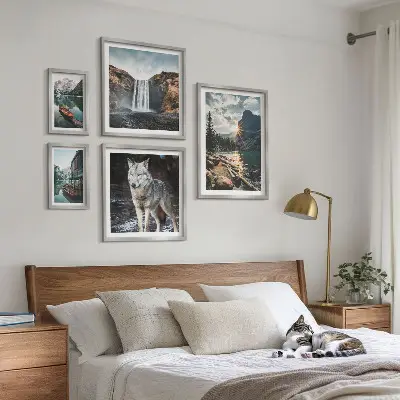 Pared galería de arte con paisajes naturales y fauna silvestre