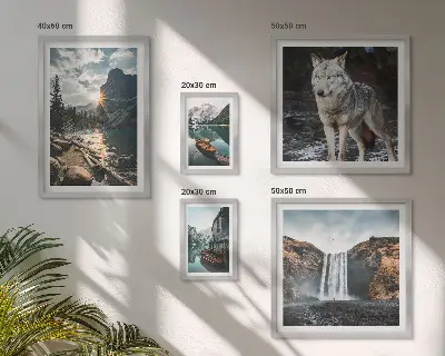 Pared galería de arte con paisajes naturales y fauna silvestre