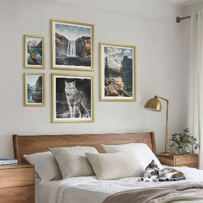 Pared galería de arte con paisajes naturales y fauna silvestre