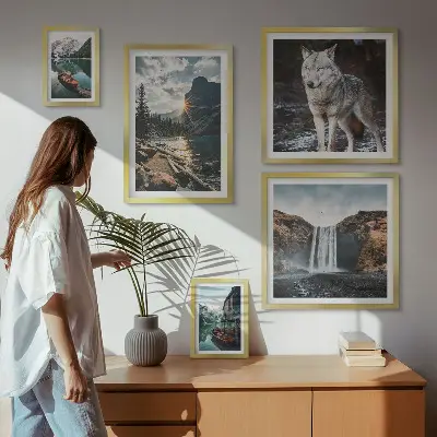 Pared galería de arte con paisajes naturales y fauna silvestre