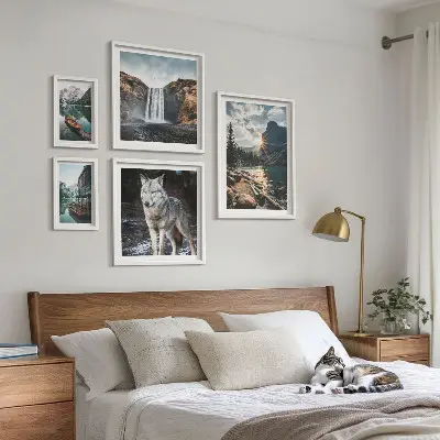 Pared galería de arte con paisajes naturales y fauna silvestre