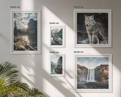 Pared galería de arte con paisajes naturales y fauna silvestre