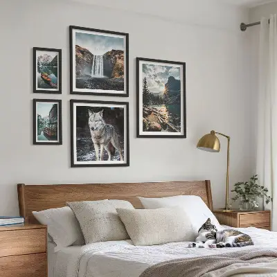 Pared galería de arte con paisajes naturales y fauna silvestre