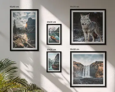 Pared galería de arte con paisajes naturales y fauna silvestre