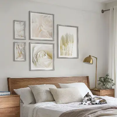 Set de 5 cuadros para salón con diseño de detalles en mármol rosa y blanco