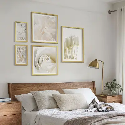 Set de 5 cuadros para salón con diseño de detalles en mármol rosa y blanco