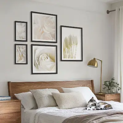 Set de 5 cuadros para salón con diseño de detalles en mármol rosa y blanco