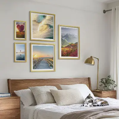 Conjunto de cuadros decorativos con motivos de paisajes de montañas, corazones, olas y globos