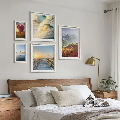 Conjunto de cuadros decorativos con motivos de paisajes de montañas, corazones, olas y globos