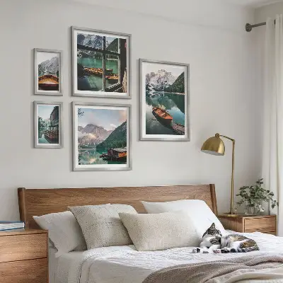Pared galería de arte con motivos de lagos, montañas, barcos y paisajes