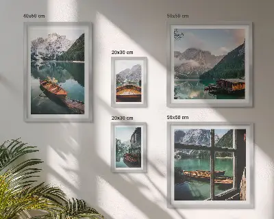 Pared galería de arte con motivos de lagos, montañas, barcos y paisajes