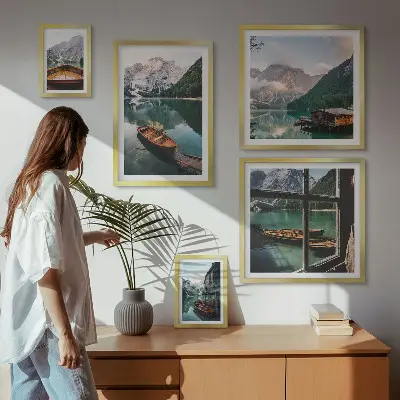 Pared galería de arte con motivos de lagos, montañas, barcos y paisajes