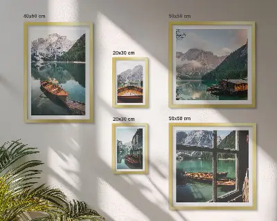 Pared galería de arte con motivos de lagos, montañas, barcos y paisajes