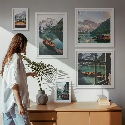 Pared galería de arte con motivos de lagos, montañas, barcos y paisajes
