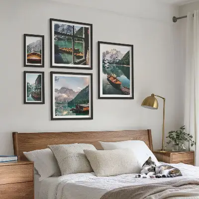 Pared galería de arte con motivos de lagos, montañas, barcos y paisajes
