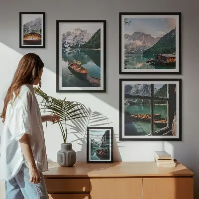 Pared galería de arte con motivos de lagos, montañas, barcos y paisajes