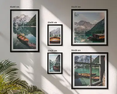 Pared galería de arte con motivos de lagos, montañas, barcos y paisajes
