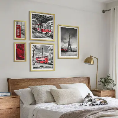Conjunto de cuadros decorativos con iconos arquitectónicos y vehículos