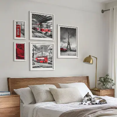 Conjunto de cuadros decorativos con iconos arquitectónicos y vehículos