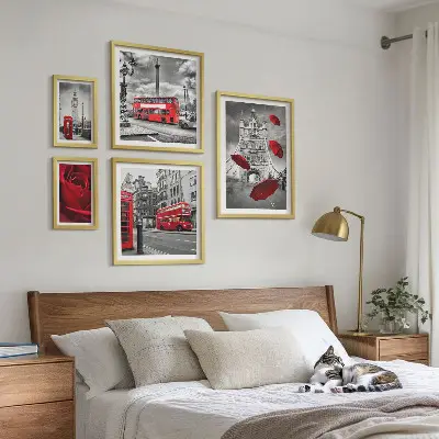 Conjunto de cuadros decorativos con motivos londinenses y detalles en rojo