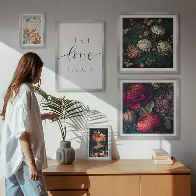 Pared galería de arte con eslóganes motivacionales florales