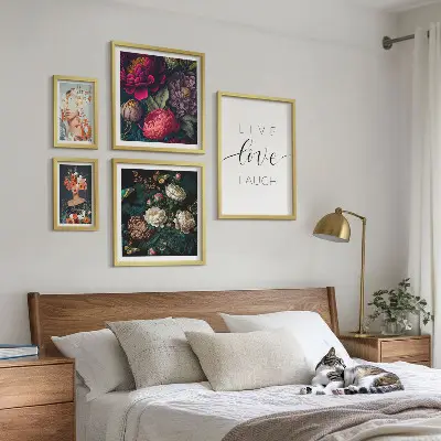 Pared galería de arte con eslóganes motivacionales florales