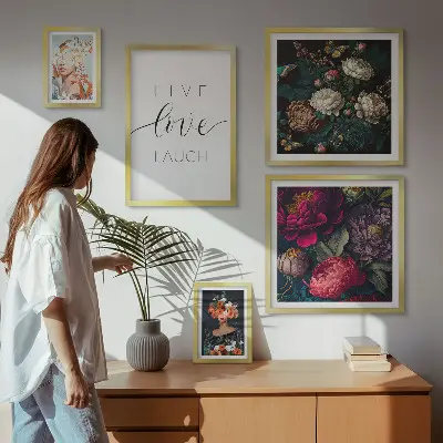 Pared galería de arte con eslóganes motivacionales florales