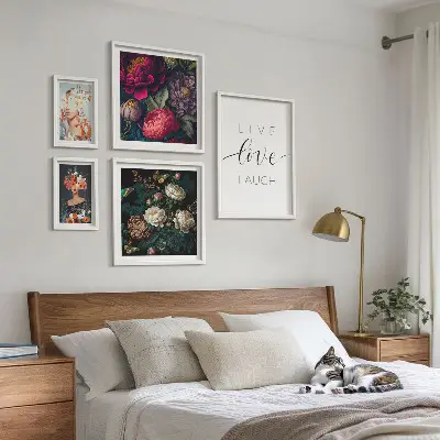 Pared galería de arte con eslóganes motivacionales florales