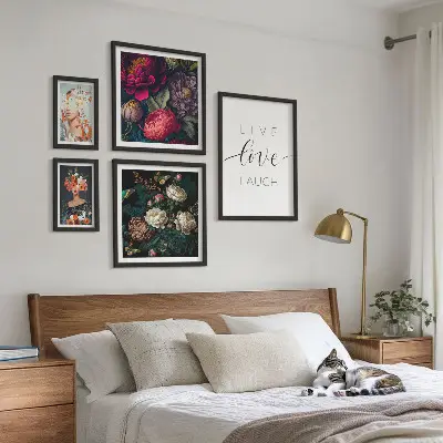 Pared galería de arte con eslóganes motivacionales florales