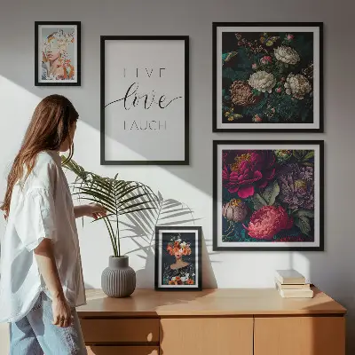 Pared galería de arte con eslóganes motivacionales florales