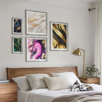 Pared galería de arte con patrones modernos abstractos