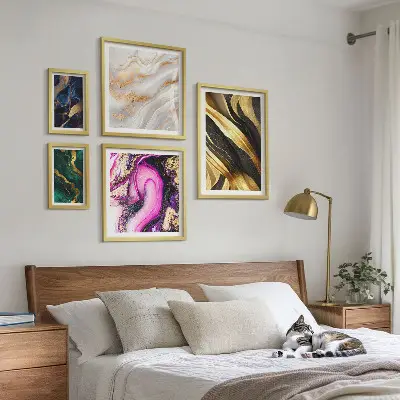 Pared galería de arte con patrones modernos abstractos