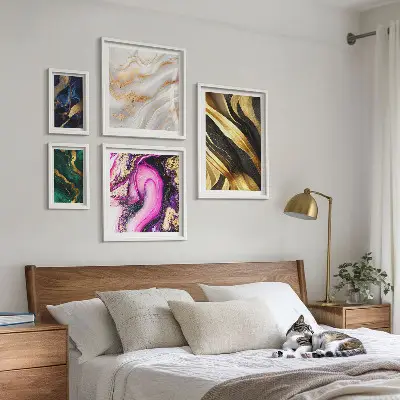 Pared galería de arte con patrones modernos abstractos