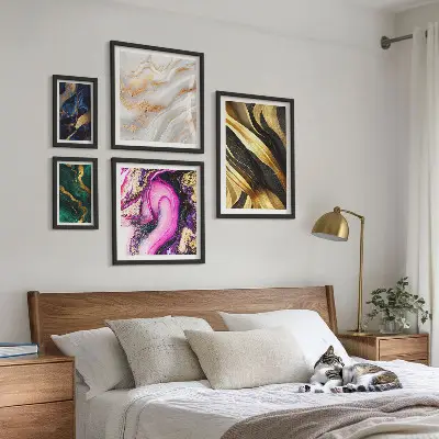 Pared galería de arte con patrones modernos abstractos