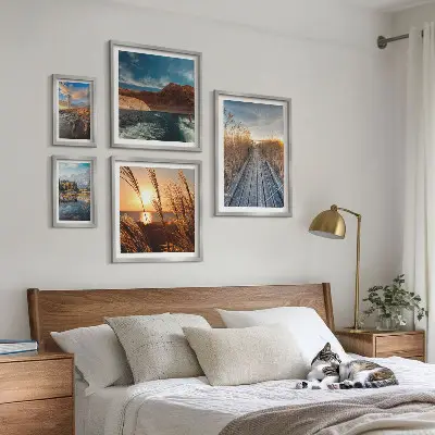 Pared galería de arte paisajes con agua, vegetación y sendero