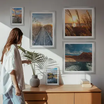 Pared galería de arte paisajes con agua, vegetación y sendero