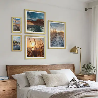 Pared galería de arte paisajes con agua, vegetación y sendero